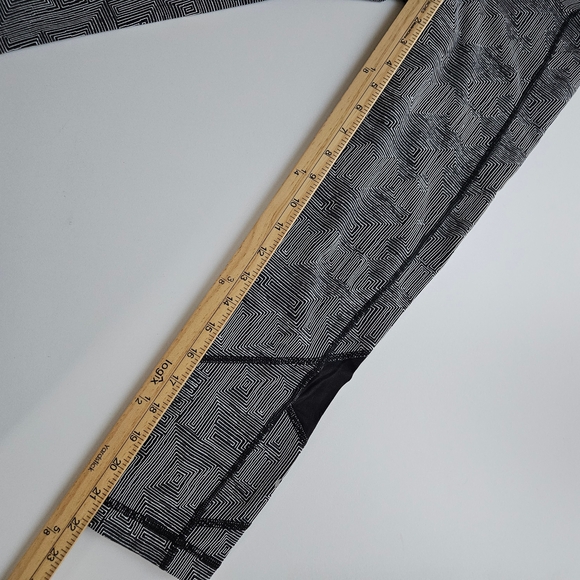 Lululemon Pace Rival Crop Leggings Women Size 4 Black White Geometric Activewear - Picture 10 of 14